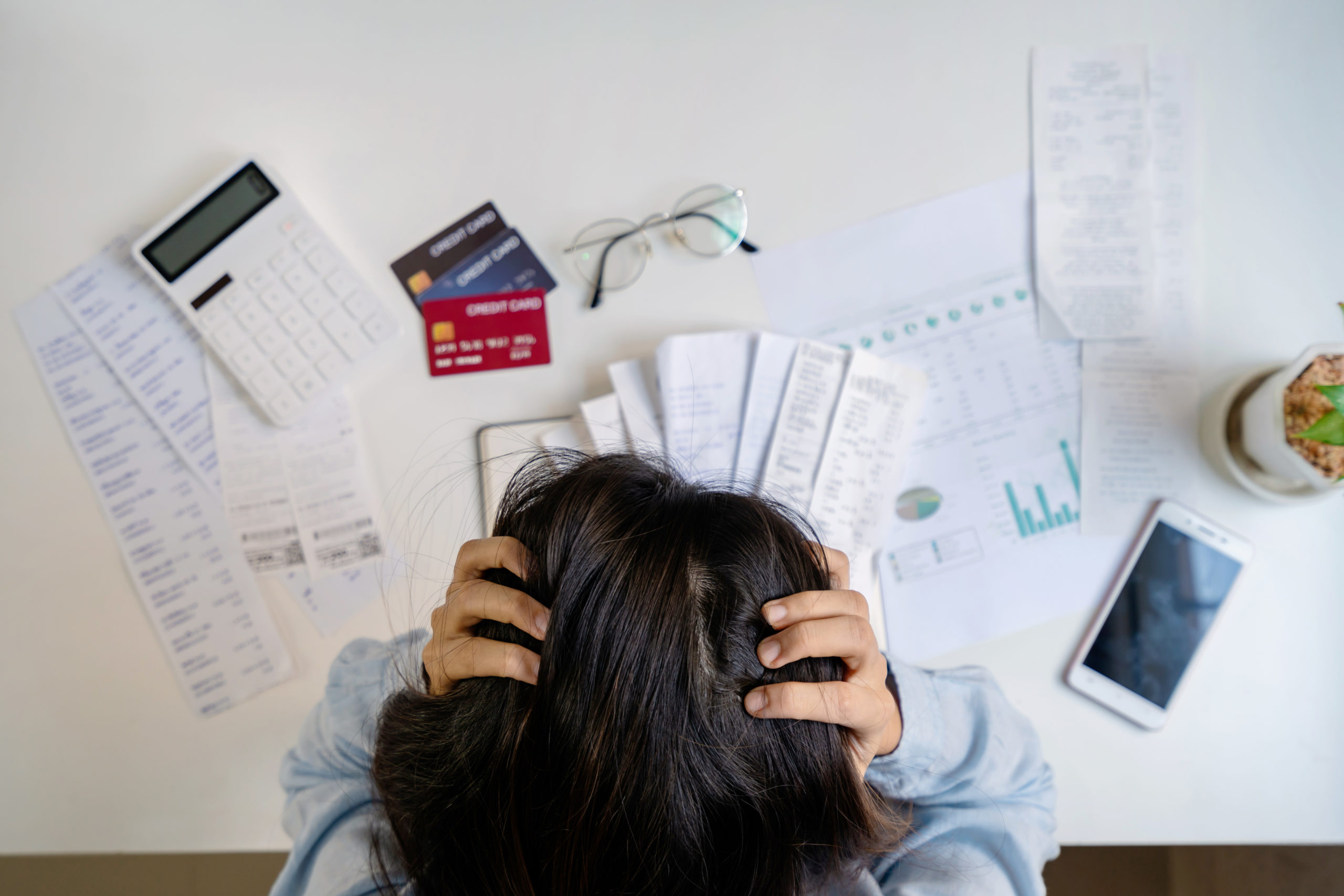 Stressed Young Woman Calculating Monthly Home Expenses, Taxes, Bank Account Balance And Credit Card Bills Payment, Income Is Not Enough For Expenses - Contabilidade em Santa Catarina | Amaral Contabilidade